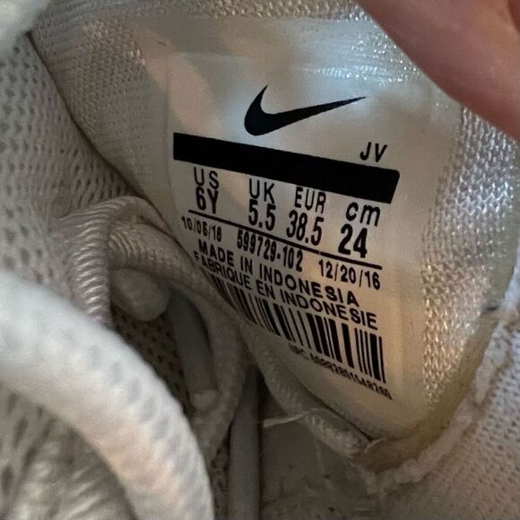 Nike White Sneakers Youth Size 6Y Running Shoes - Picture 6 of 8